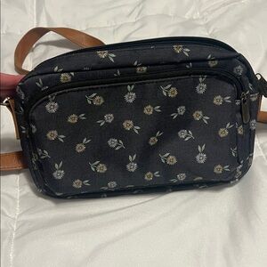 Thirty One All Zipped Up Crossbody in the Ditzy Daisy print.